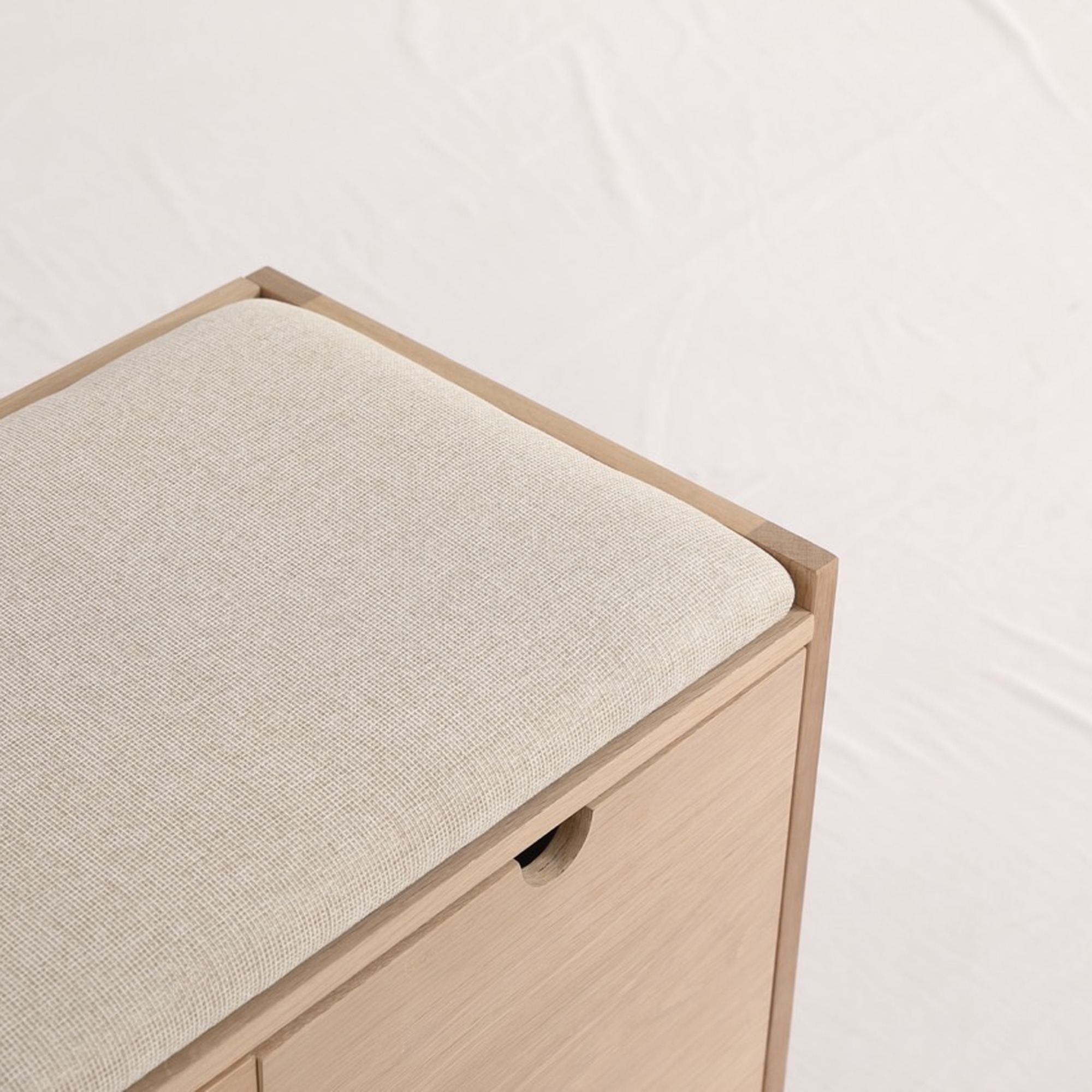 Banco 'Mellby'- Blanco pigmentado