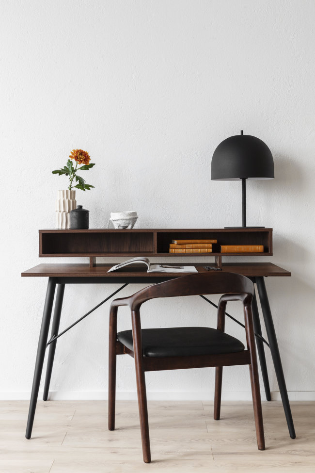 Silla con brazos 'Aspa' - Marrón oscuro